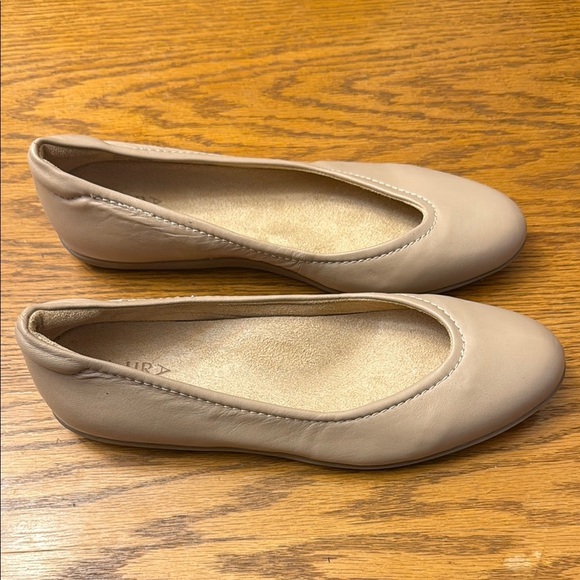 Naturalizer Tan Ballet Flats Timeless Design - Picture 2 of 4